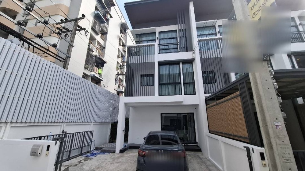 ทาวน์โฮมแปลงมุมหลังสุดท้าย !!! COZY Townhome @ โชคชัย 4 ซอย 30  ทาวน์โฮม 3 ชั้น 3 ห้องนอน 3 ห้องน้ำ  2 ที่จอดรถ พร้อมพื้นที่อเนกประสงค์ด้านข้าง