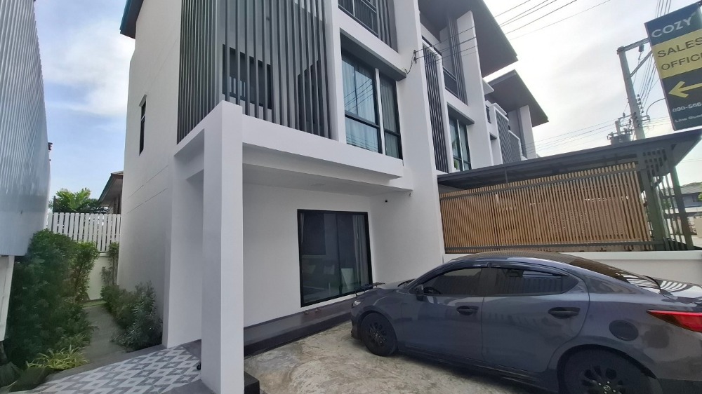 ทาวน์โฮมแปลงมุมหลังสุดท้าย !!! COZY Townhome @ โชคชัย 4 ซอย 30  ทาวน์โฮม 3 ชั้น 3 ห้องนอน 3 ห้องน้ำ  2 ที่จอดรถ พร้อมพื้นที่อเนกประสงค์ด้านข้าง