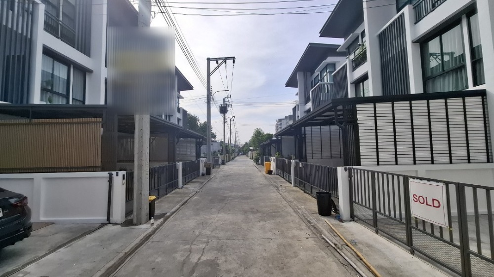 ทาวน์โฮมแปลงมุมหลังสุดท้าย !!! COZY Townhome @ โชคชัย 4 ซอย 30  ทาวน์โฮม 3 ชั้น 3 ห้องนอน 3 ห้องน้ำ  2 ที่จอดรถ พร้อมพื้นที่อเนกประสงค์ด้านข้าง